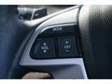 【ステアリングスイッチ】運転中、前方から目線を外すことなくオーディオ等の操作ができ、より安全で快適にドライブすることができます。
