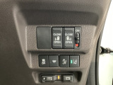 両側電動スライドドアは運転席から操作ができるよう、操作スイッチが付いています。その下にHondaセンシング用のVSA(ABS+TCS+横滑り抑制)解除などのメインスイッチも装備しています。