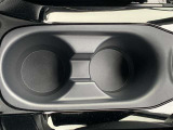 運転席助手席の間にはカップホルダーがございます。取り出しやすい位置にありますよ。