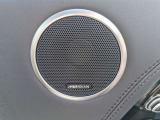 【MERIDIANサラウンドサウンドシステム】英国の歴史あるオーディオブランド「MERIDIAN」の音響システムを搭載。車内音響を臨場感豊かに、いつものドライブを「想い出」に変えてくれます。