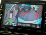 クルマを上空から見下ろしているような映像が画面に映し出されます。ミラーだけでは見えづらい箇所も確認でき、安全な駐車をサポートしてくれますよ。