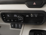 オートエアコンは温度を設定すれば自動で快適な状態をキープしてくれるので運転中の温度操作が減り安全面でも安心ですね。
