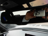 後続車のヘッドランプなど一定以上の強い光を受けると、ルームミラーの反射率を自動的に下げる自動防眩ルームミラー。