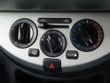 【マニュアルエアコン】ダイヤルを回して簡単に温度調整ができます。車内も快適ですね!