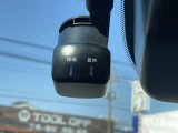 【ドライブレコーダー】走行中の映像を記録します。事故などのトラブル時に確認ができ、証拠映像としても役に立つだけでなく、危険運転などの抑止にも効果があります。