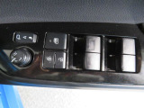 パワーウィンドです。運転席のスイッチで助手席や後席のドアガラスも開閉できるので大変便利です。