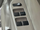 【パワーウィンドウ】ボタン一つで簡単に窓の開閉ができるのでとっても便利!運転中でも楽々操作♪