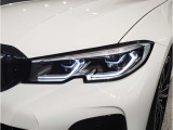 【BMWレーザーライト】従来のLEDヘッドライトの約2倍に相当する最長500mまでの距離を照射。ヘッドライトにはブルーのデザインアクセントに加え、「BMW Laser」のロゴがあしらわれ、その革新性を象徴します☆