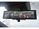 インテリジェントルームミラー搭載で、車の後方に設置されたカメラ映像を映し出してシートバックやヘッドレスト、同乗者に視界が遮られることがなく視認性が非常に良いです