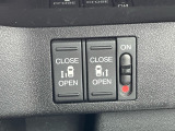 スマートキーや運転席のスイッチ操作のほか、ドアハンドルを少し引くだけでリアドアが自動開閉します。強風時やお子様が不意にドアを開けて隣のクルマにぶつけてしまうことを防いでくれます。