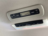 オートデュアルエアコンです。温度設定だけで自動的に室内を快適空間にしてくれます。1列目と2・3列目で温度を別々に設定できます。