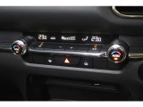 デュアルフルオートエアコンで運転席、助手席独立して温度設定が可能です。