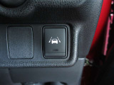 LDW(車線逸脱警報) フロントカメラによりレーンマーカーを検知し、意図せずに走行車線から逸脱しそうな場合、メーター内のディスプレイ表示とブザーで注意を喚起します。