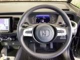 ハンドルの右側にあるボタンが高速クルーズコントロールです。アクセルペダルを踏まずに設定速度をキープ。高速道路でのドライブがラクに。また、左にオーディオリモコンスイッチがあります。