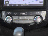 運転席と助手席で別々の温度設定ができるデュアルオートエアコン!!助手席の方も快適に過ごせます♪
