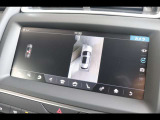 サラウンドカメラシステム「車載カメラにて、車を真上から見下ろしている映像をディスプレイに表示。狭い場所での駐車などに役立ちます。」