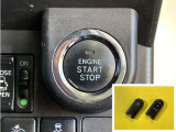 エンジンスタートボタンです。キーが車内にあれば、エンジンの始動・停止はブレーキを踏んでスイッチを押すだけ!キーを取り出す手間を省けます。☆スマートキーも2個付属してます♪☆