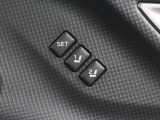 運転席のシートポジションを2か所記憶させることができます。ボタンを押すと設定したシートポジションに電動で移動してくれます。