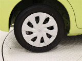 タイヤサイズは175/65R15!納車前の点検時にタイヤ交換させていただきます!スチールホイールに錆が、ホイールキャップに傷があります。