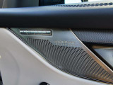 【MERIDIANサラウンドサウンド メーカーオプション参考価格:￥242,000-】「MERIDIAN」のサウンドシステムを搭載。低音から高音までをクリアに再現し車内に臨場感溢れる音響空間を提供致します。
