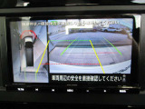 アラウンドビューモニター搭載。車体を4方向のカメラで「上から見下ろしたような映像」を映します。車庫入れが苦手な方も映像サポートでラクラク駐車できます。