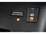 寒い日はすぐにあたたかくなるシートヒーターは重宝します。暖房を控えめにすることで燃費の向上にもなります。車内の空気が汚れたり乾燥したりする心配も減ります。