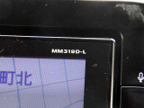 9インチ大画面の日産純正ナビゲーションMM319D-Lが付いています。