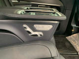 ◆メモリー付フルパワーシート(運転席)◆シートポジションを電動で調節可能。シートやドアミラーの位置をメモリーでき、ボタン1つで呼び出せます。(3セット設定可能)