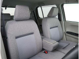 【フロントシート】運転席シートには収納付きアームレストが付いています。