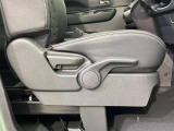 【シートリフター】シート座面の位置を上下に調整できるシートリフターを装備。大柄な方も小柄な方も最適なドライビングポジションで運転できます。