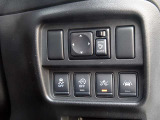 運転席の右側にはアイドリングストップ、エマージェンシーブレーキ、VDC、LDW(車線逸脱警報)のスイッチが有ります。