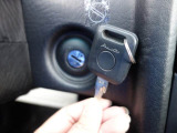 鍵にはキーレスエントリーを搭載しております。ボタン操作1つで簡単にドアの施錠解錠ができるので、車の乗り降りの際にもたつくことがありません!