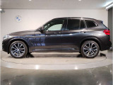 BMWではロングホイールベースの採用をしており、すべての車種に適用され、走行中の安定感の向上されております。また室内空間の広さにも貢献しております。