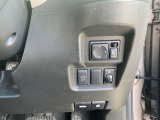 ダッシュボード右下には、アイドリングストップのキャンセルスイッチと電動格納式ドアミラーのコントロールスイッチが並んでます。