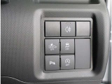 【クリアランス&バックソナ-】超音波センサーを利用して、車両のコーナー部や前・後方の障害物を検知。障害物との距離をインフォメーションディスプレイに表示し、同時にブザーでドライバーに注意を促します。