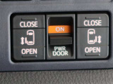 両側電動スライドドア付きです。運転席にあるこちらのスイッチでの開閉操作もできます。