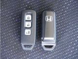【スマートキー】鍵を持っているボタンを押すだけでエンジン始動。ドアの施錠もボタンを押すだけ。鍵は無くさない様にポケットに入れたまま。