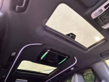 【サンルーフ】開放感たっぷりの希少装備、サンルーフが装着されています!車内に明かりを取り入れたり景色を楽しむ以外にも、車内の空気も簡単に換気できて快適です!