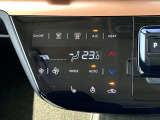 設定した温度をしっかりキープしてくれるオートエアコンで車内はいつでも快適です。タッチパネル式で凹凸がないからお掃除もラクラク♪