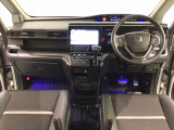 ★運転席の周りには手の届く範囲に、Hondaセンシング用のメインスイッチ・両側電動スライドドアの操作スイッチ・ETCがついています。他にスマートフォンの充電可能なUSB端子などたくさんの装備がついてい