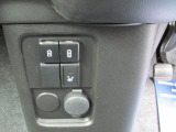 運転席には冬場に快適、シートヒーターがついています。USB電源も2口装備!