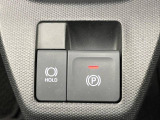 【電動パーキングブレーキ】パーキングブレーキは便利な電動式!ボタン一つで操作でき、アクセルを踏めば自動で解除されます♪レバーやペダルが無いので運転席廻りもすっきりしますね♪