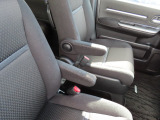 【運転席側のアームレスト】フロント座席はアームレスト付きです。肘を置いてゆったりとした姿で運転できます。