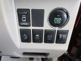 運転席から操作できるパワースライドドアのコントロールスイッチです(挟み込み防止機能付)