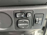 電動格納式ドアミラー付き。 狭い駐車場へ停めた時に、ボタン1つで左右のミラーをたたむ事ができます。