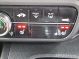 快適温熱シート(運転席・助手席)が装備され快適なドライブをサポートします。
