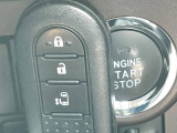 カバンやポケットに入れたままでもドアの施錠・解錠が可能なスマートキーを装備。エンジンのオン・オフ時もカギを取り出す必要が無いからとっても便利です♪