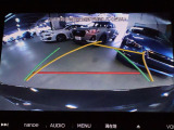 バックカメラからの映像はナビゲーションモニターで確認でき、ガイド線を目安に方向転換や駐車などスムーズで安全な運転には欠かせないですね★映像も鮮明なカラーなのでとても見やすいです