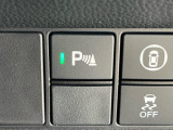パーキングセンサーが周辺の障害物を検知して音とディスプレー表示でドライバーに注意を促します。バックでの駐車時や狭い駐車場での出庫時などに役立ちます。