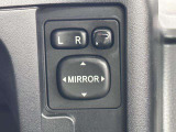 電動格納ミラーの操作スイッチですね。 駐車時にミラーを動かそうと外に出る必要も無く、悪天候の時でも運転席に居ながらミラーの操作できますよ。 一度使うと手放せない装備ですよね。